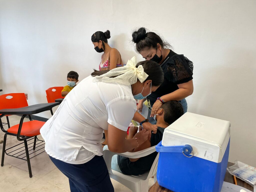 Gobierno de Petatlán coadyuba para la aplicación de la vacuna Covid para menores de edad