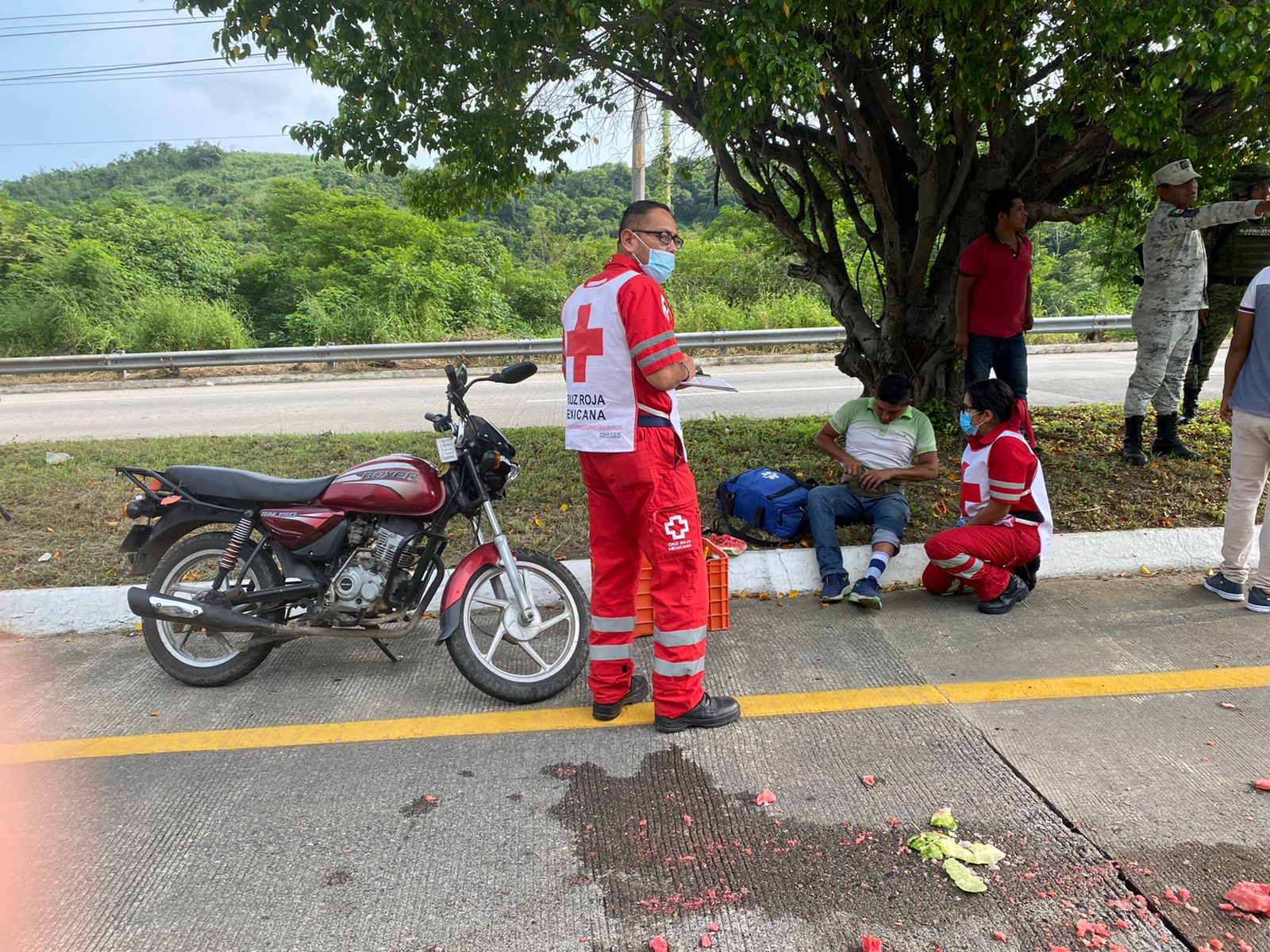 Motociclista choca contra una camioneta en bulevar de Zihuatanejo