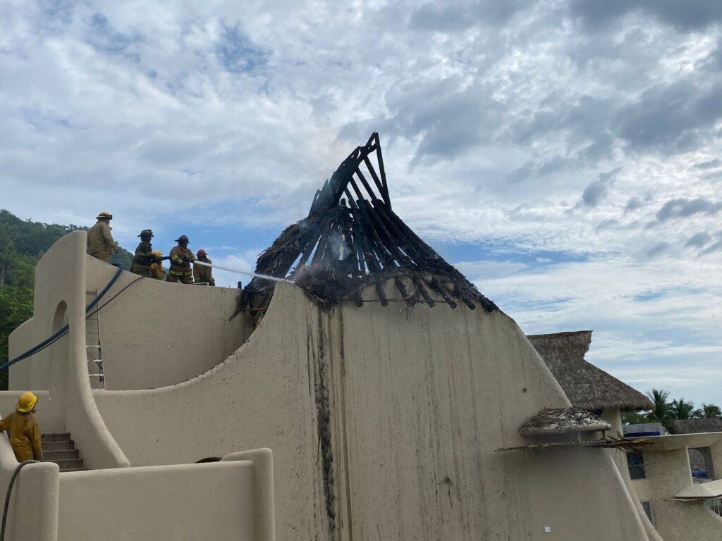 Se incendia palapa de condominio “ambar” en Ixtapa