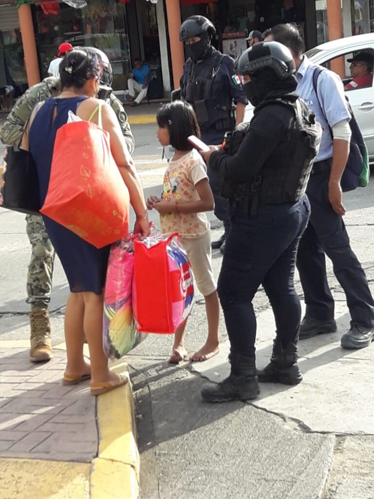 Niña que deambulaba por la calle es atendida por la Policía de Genero de Zihuatanejo