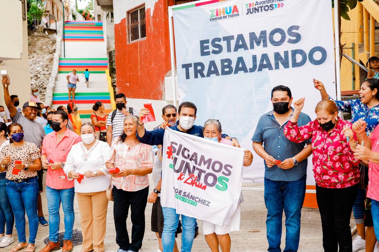 Presidente Jorge Sánchez Allec inaugura andador en la colonia Primer Paso Cardenista