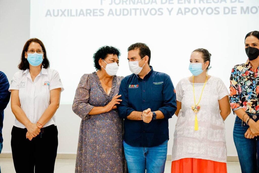 Ayuntamiento y DIF Zihuatanejo concretan entrega de aparatos funcionales a personas vulnerables
