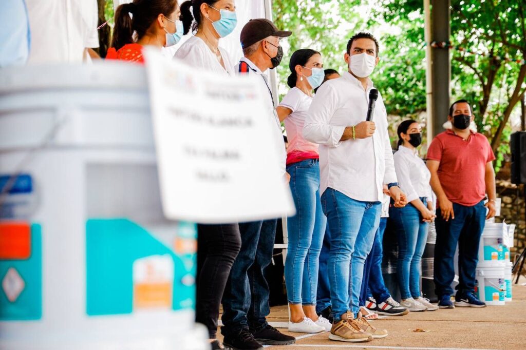 Alcalde Jorge Sánchez y Lizette Tapia llevan apoyos para mejora de vivienda en zona rural