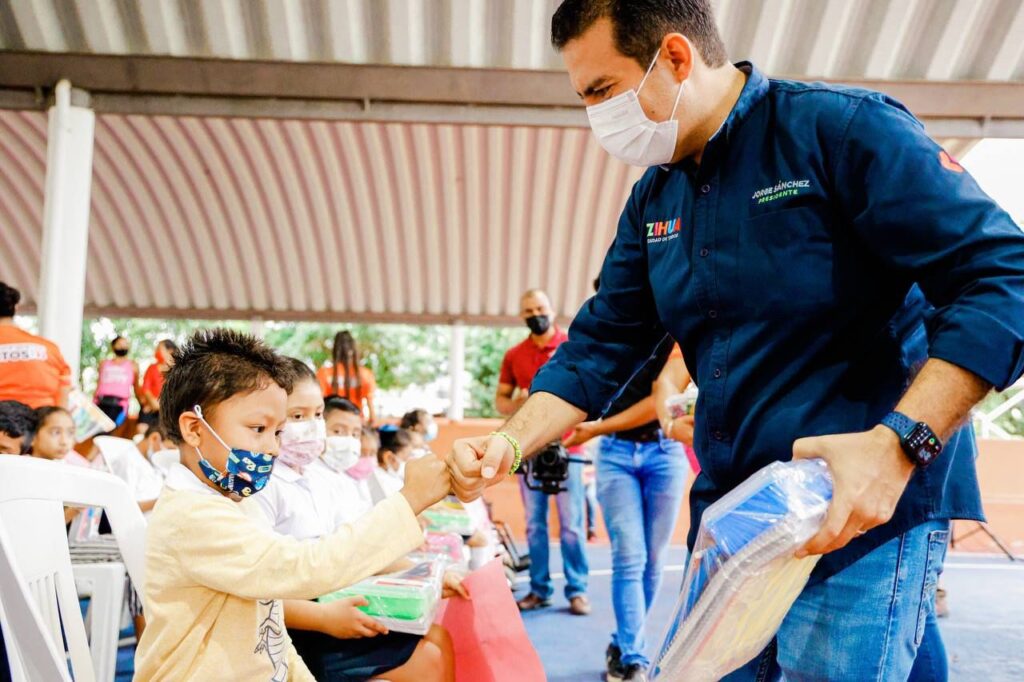 Jorge Sánchez Allec y Lizette Tapia inician entrega de útiles escolares a niños de primaria