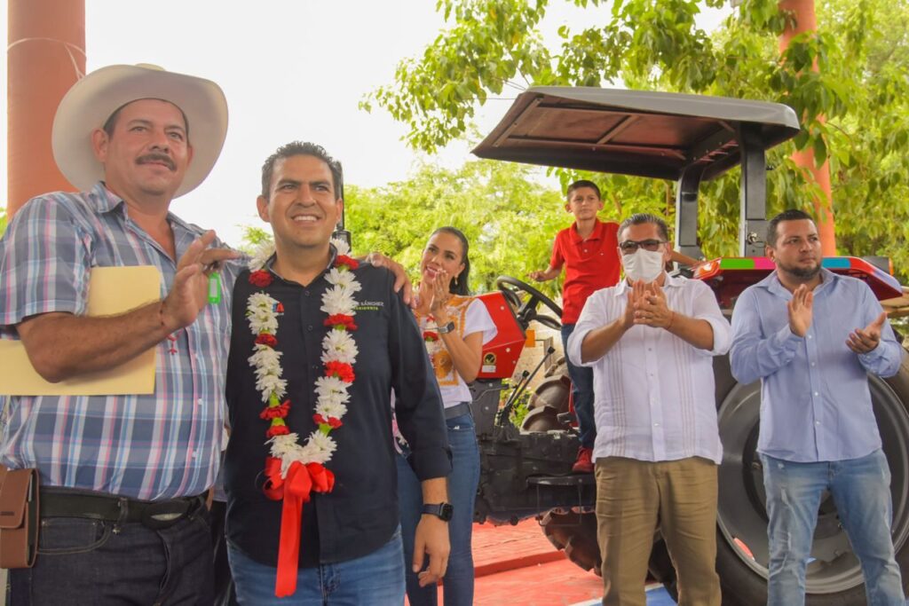 Presidente Jorge Sánchez Allec cumple con entrega de tractor agrícola a ejido de El Zarco