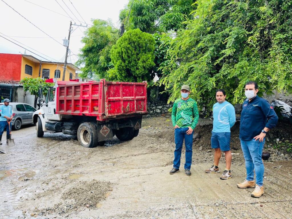 En domingo y con lluvia, gobierno municipal sale a limpiar las calles de Zihuatanejo