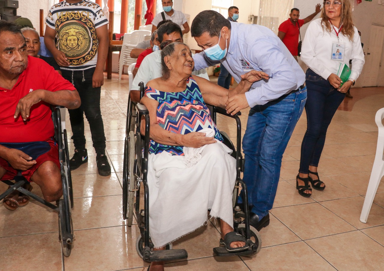 Gobierno municipal de Petatlán realiza jornada de entrega de aparatos auxiliares