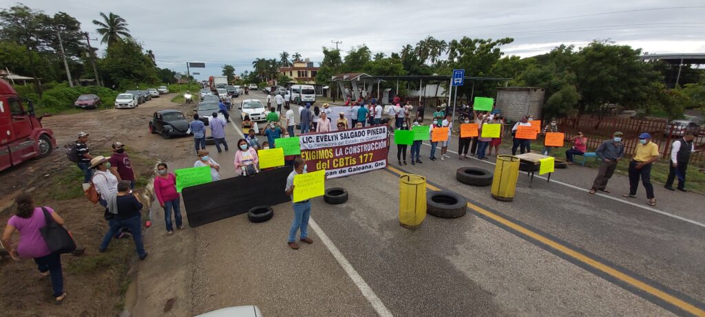 Cierran carretera para exigir reconstrucción de Cbtis de Tecpan