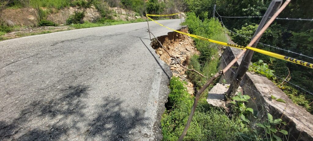 Alertan por socavones en caminos de la sierra de Tecpan