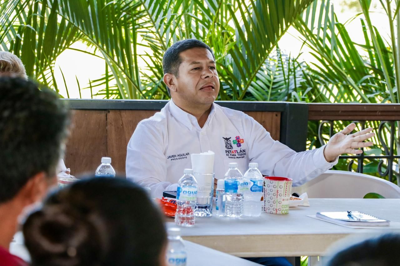 Presidente municipal Javier Aguilar Silva se reune con el sector restaurantero y hotelero de playa La Barrita