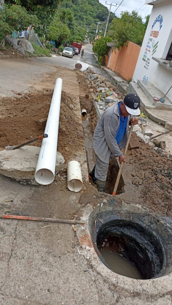 Dirección de Agua de Potable de Petatlán atiende falla de drenaje en colonia Vicente Guerrero