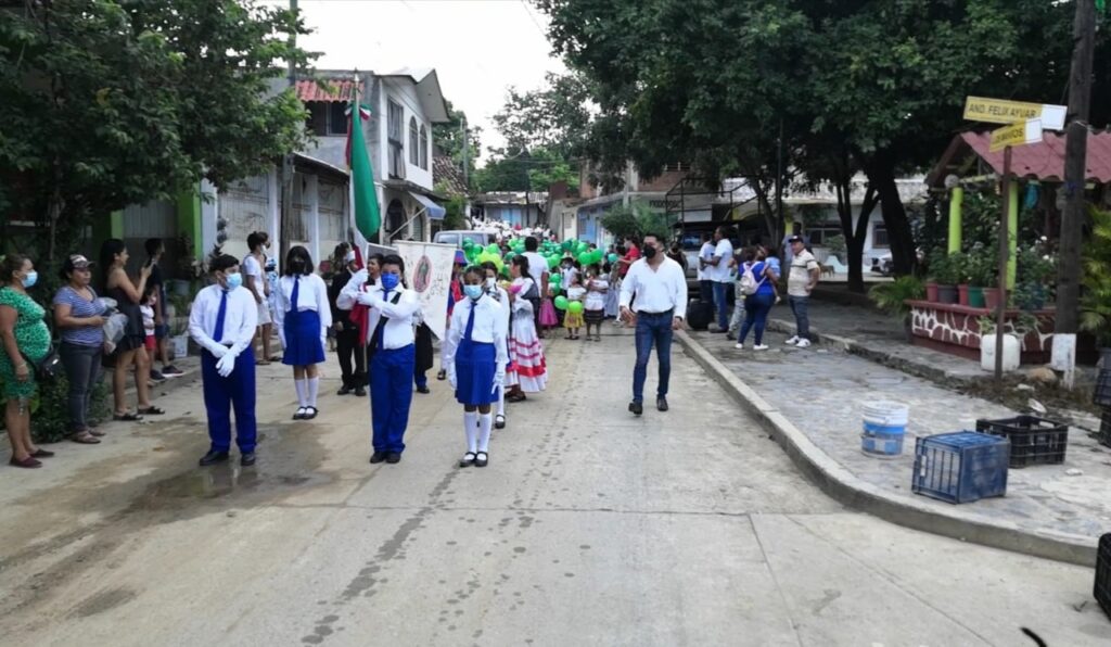 Primaria de Agua de Correa desfila para conmemorar la Independencia