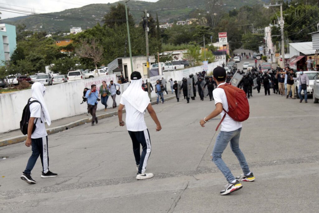 En Chilpancingo… Bloquea el FUNPEG el bulevar Vicente Guerrero; llegan antimotines y huyen