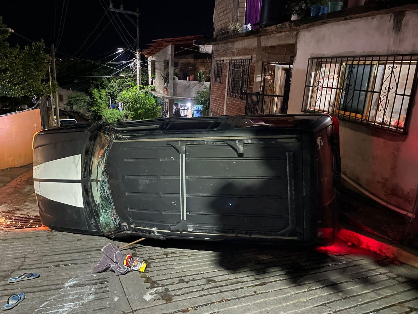 Volcó camioneta en la Vicente Guerrero