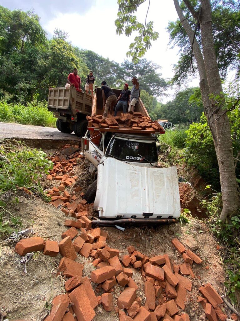 Camión cargado de ladrillos se sale de la Zihuatanejo-CD Altamirano