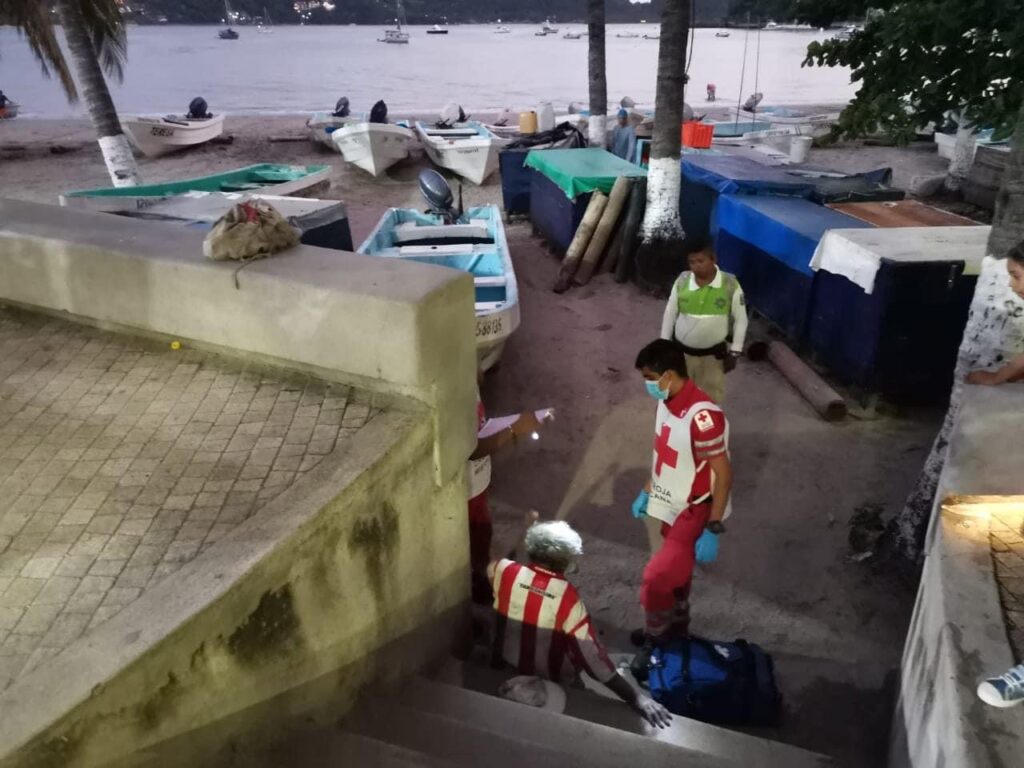 Indigente se cae de un muro en playa Principal