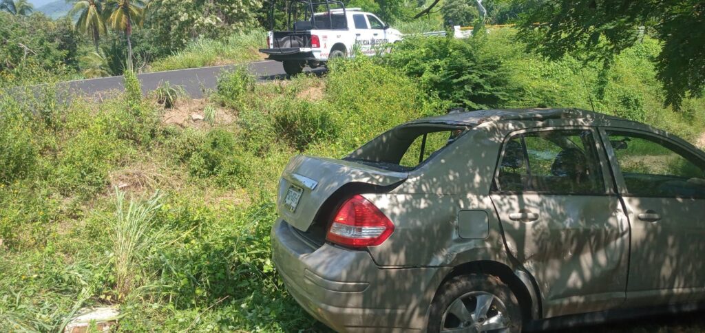 Vehículo se salió de carretera en Chutla