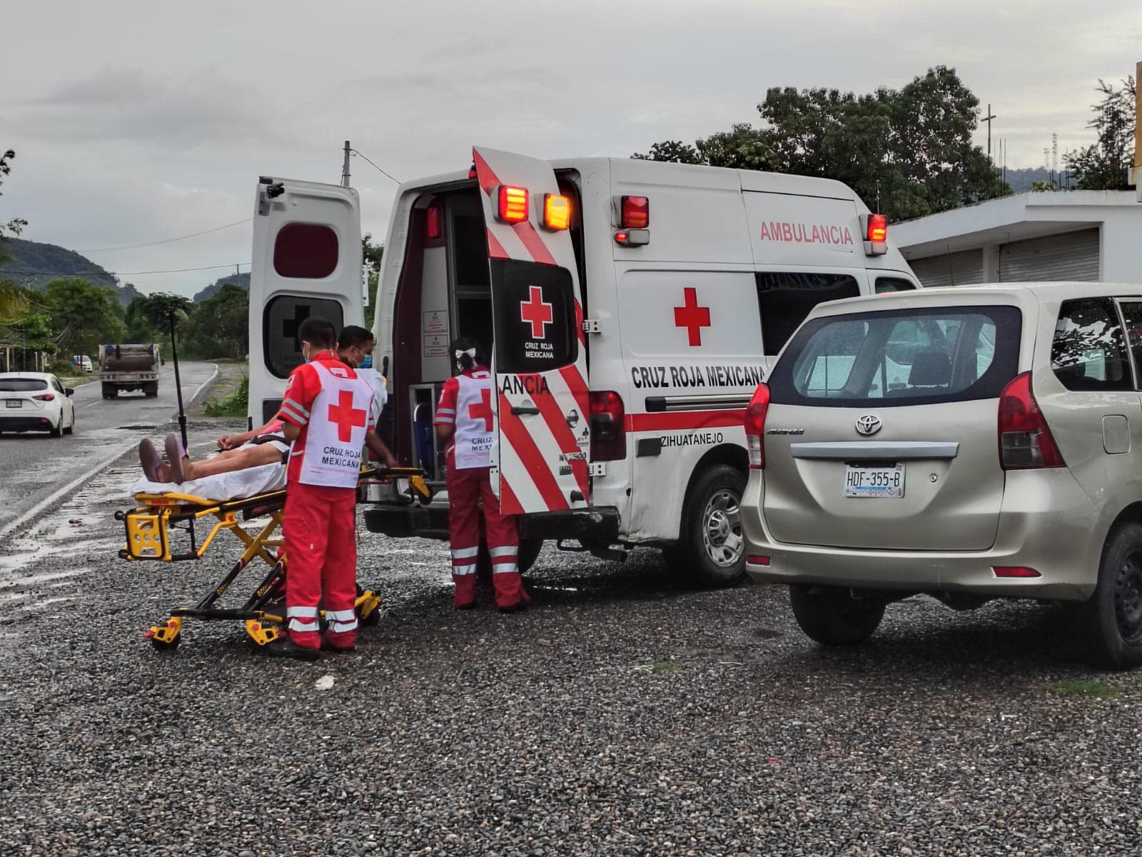 Mujer cae a una zanja a orilla de carretera