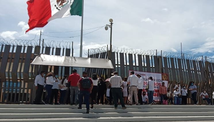 Maestros jubilados demandan el pago de la prima de antigüedad