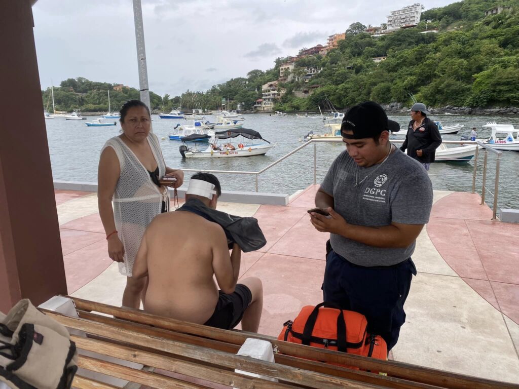 Se lesiona turista al sufrir caída en playa Las Gatas