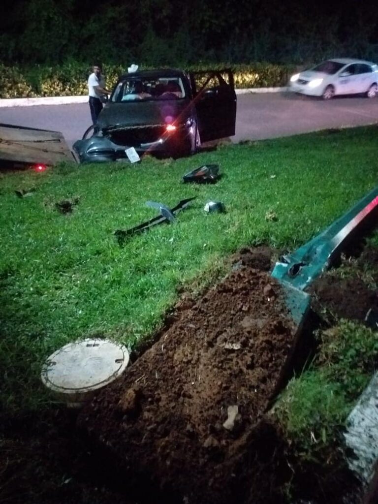 Camioneta choca contra un poste en el bulevar de playa Linda