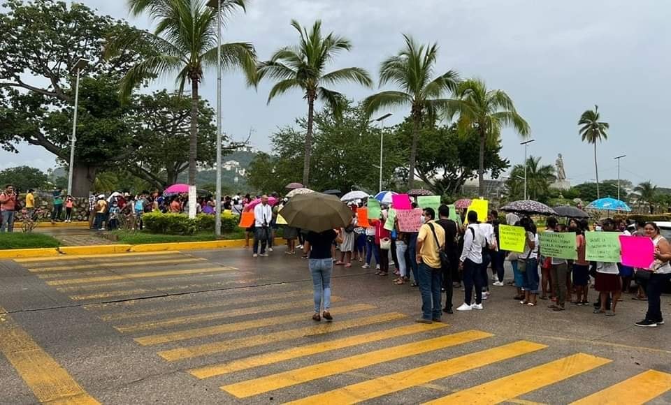 Colapsan unos 160 maestros y padres de familia la Zona Diamante de Acapulco