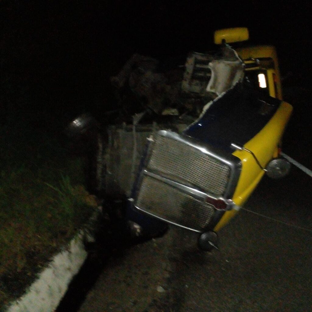 Pipa de gasolina volcó tras chocar con una camioneta