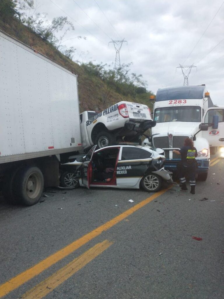 Trailer embiste una patrulla y una camioneta en fila de vehículos en la Siglo XXI