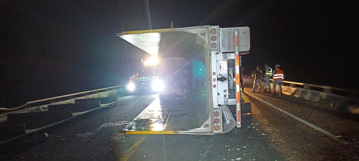 Volcó trailer en el tramo Lázaro-Uruapan