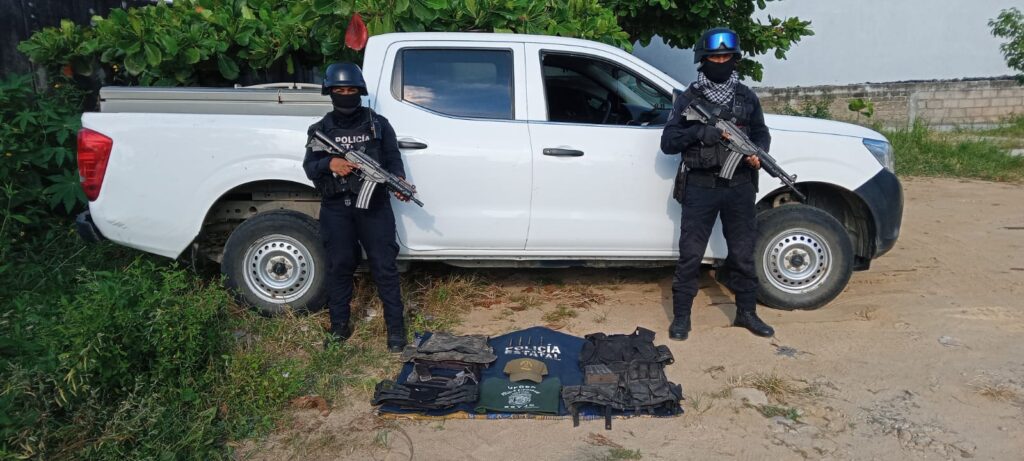 ASEGURA LA POLICÍA ESTATAL CHALECOS TÁCTICOS Y UN VEHÍCULO EN EL MUNICIPIO DE FLORENCIO VILLARREAL