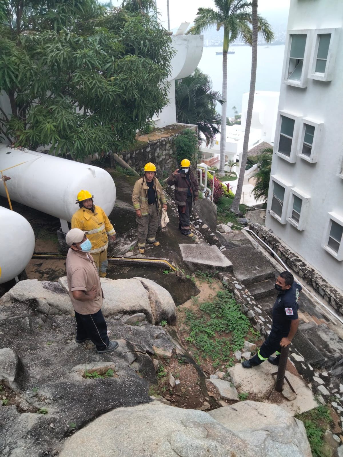 ATIENDE SPCGRO EXPLOSIÓN POR ACUMULADO DE GAS EN ZONA DE LAS BRISAS EN ACAPULCO