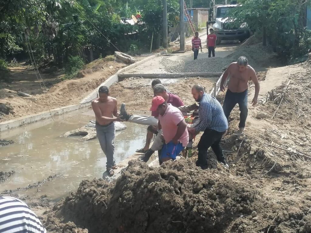 Queda pegado en los cables de luz un trabajador de la CFE