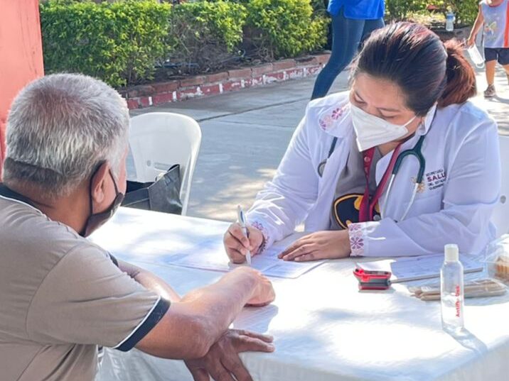 Brigada de médicos especialistas atiende a población de Zirándaro de los Chávez, en la región de Tierra Caliente