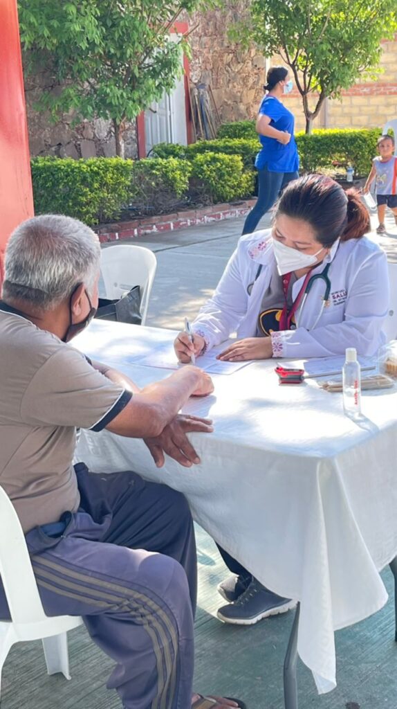 Brigada de médicos especialistas atiende a población de Zirándaro de los Chávez, en la región de Tierra Caliente