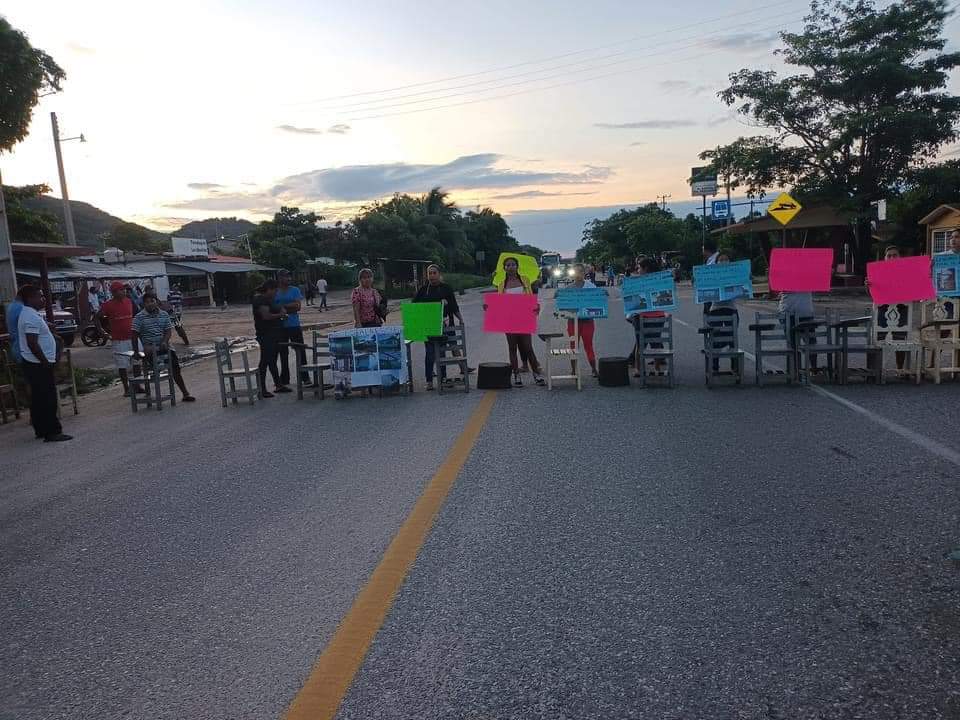 Padres bloquean carretera; exigen reconstrucción de escuela