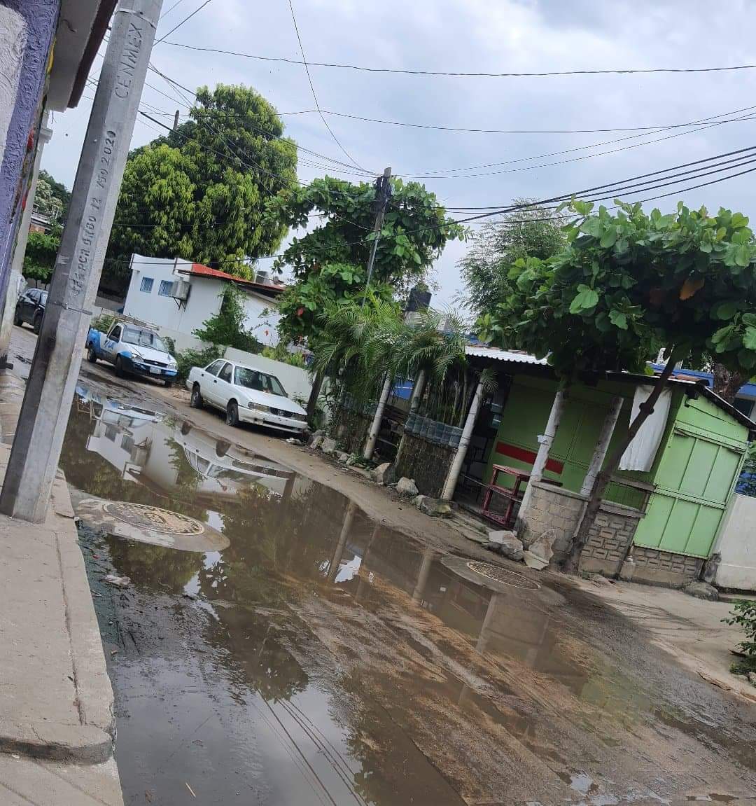 Denuncian encharcamiento atrás de centro de salud en San Jerónimo