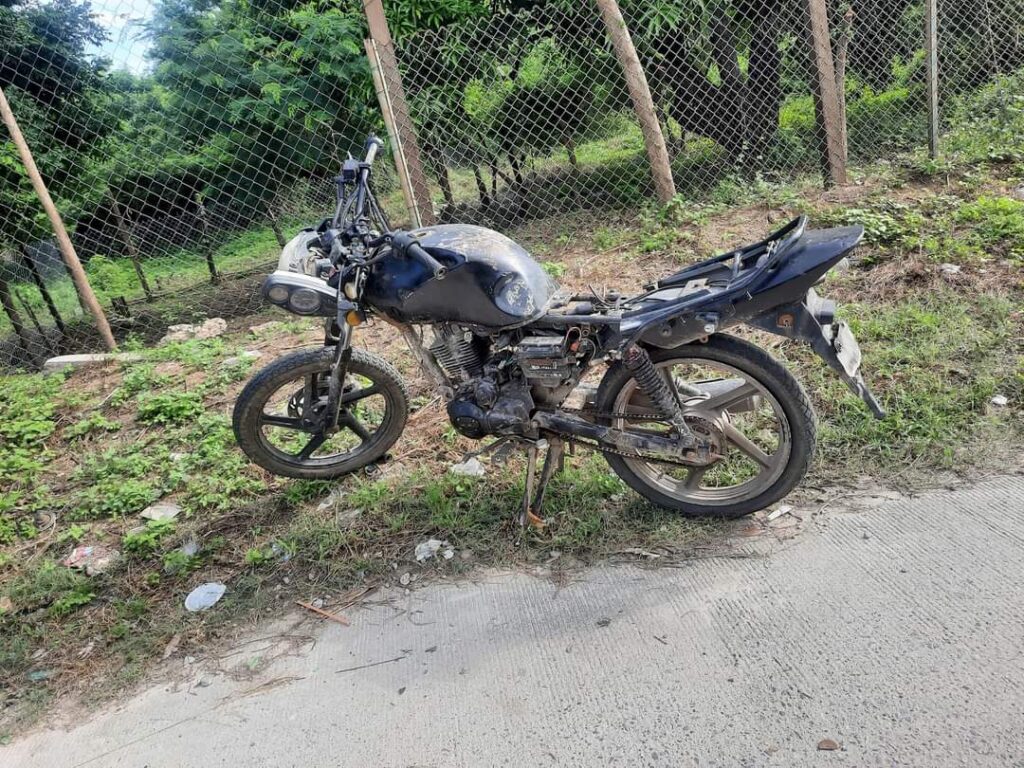 Hallan motocicleta desvalijada en Atoyac