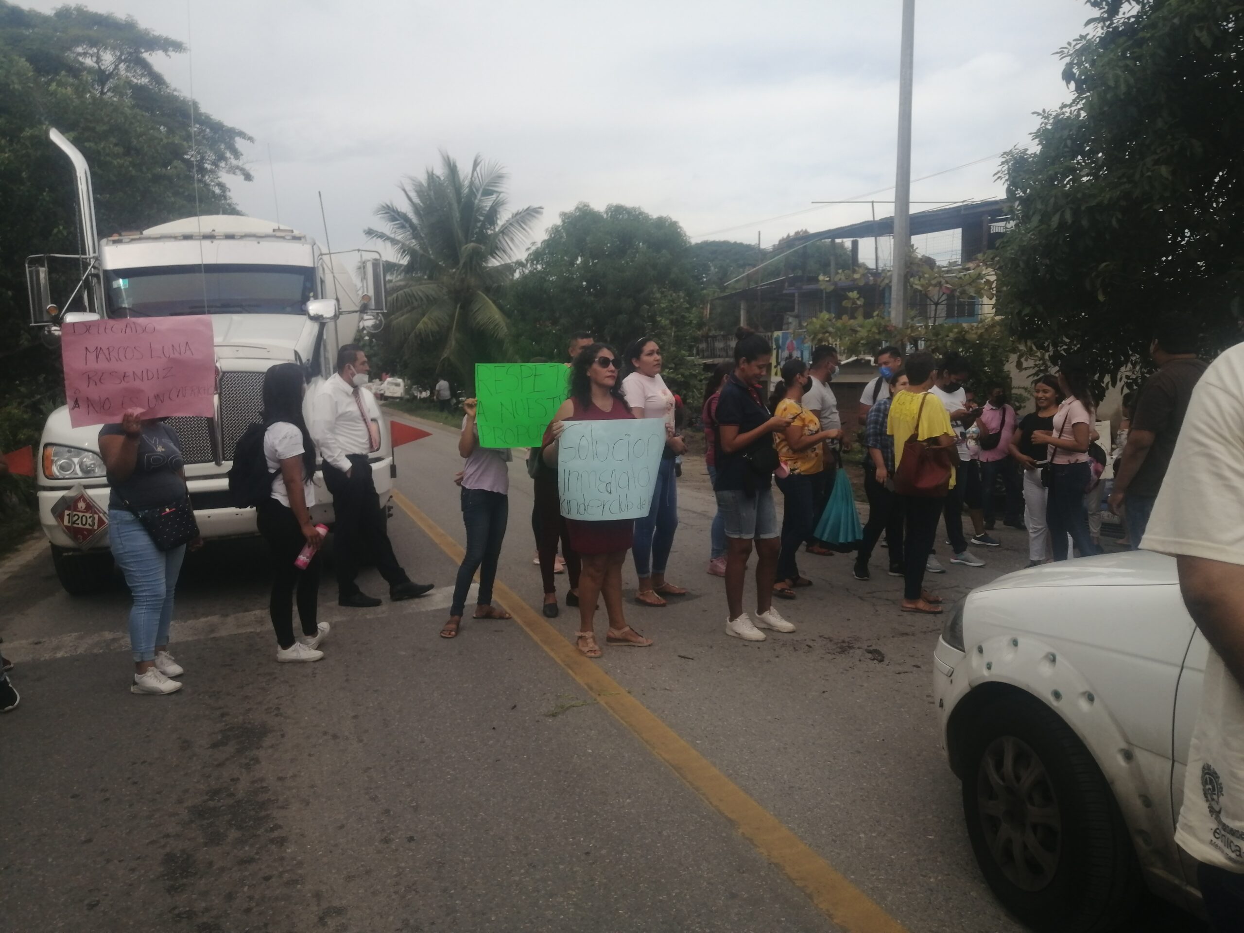 Bloquean carretera; exigen salida de directora de kínder