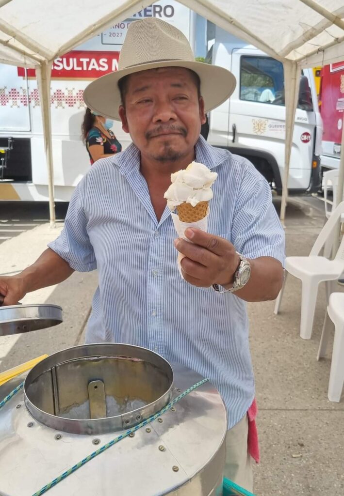 Don Andrés, 38 años vendiendo nieve de coco en Técpan