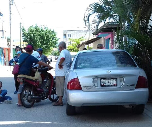 Choca mujer en motocicleta en Atoyac