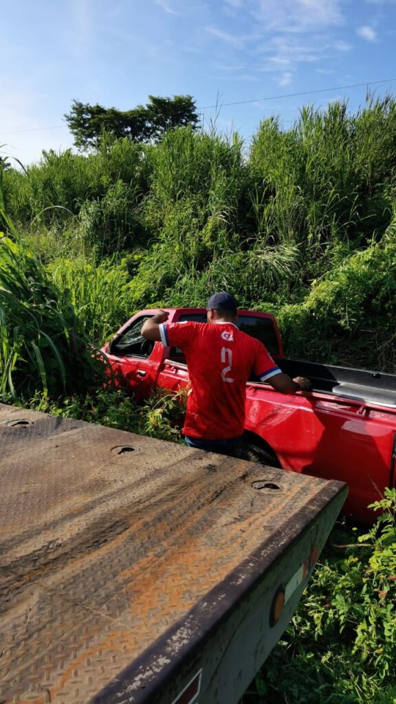 Camioneta se sale de la carretera Zihuatanejo-Lázaro Cárdenas