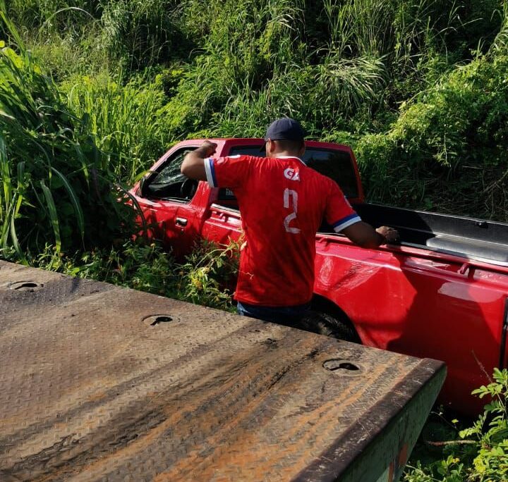 Camioneta se sale de la carretera Zihuatanejo-Lázaro Cárdenas