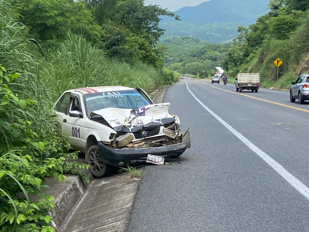 Choque frontal en la Zihuatanejo-Lázaro Cárdenas; un taxista herido