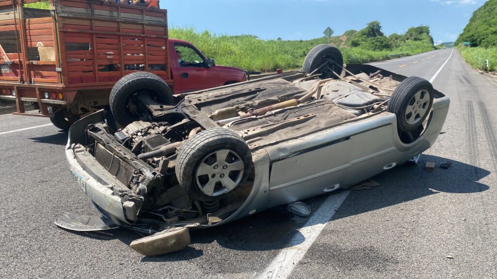 Ocurren choques vehiculares simultáneamente en el tramo Posquelite-Pantla