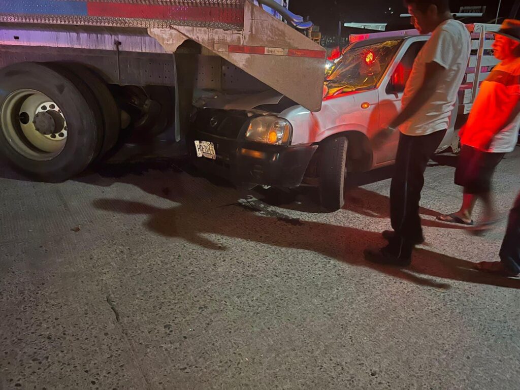 Camioneta choca detrás de una pipa