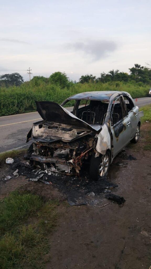 Se incendia vehículo en la carretera Acapulco-Zihuatanejo