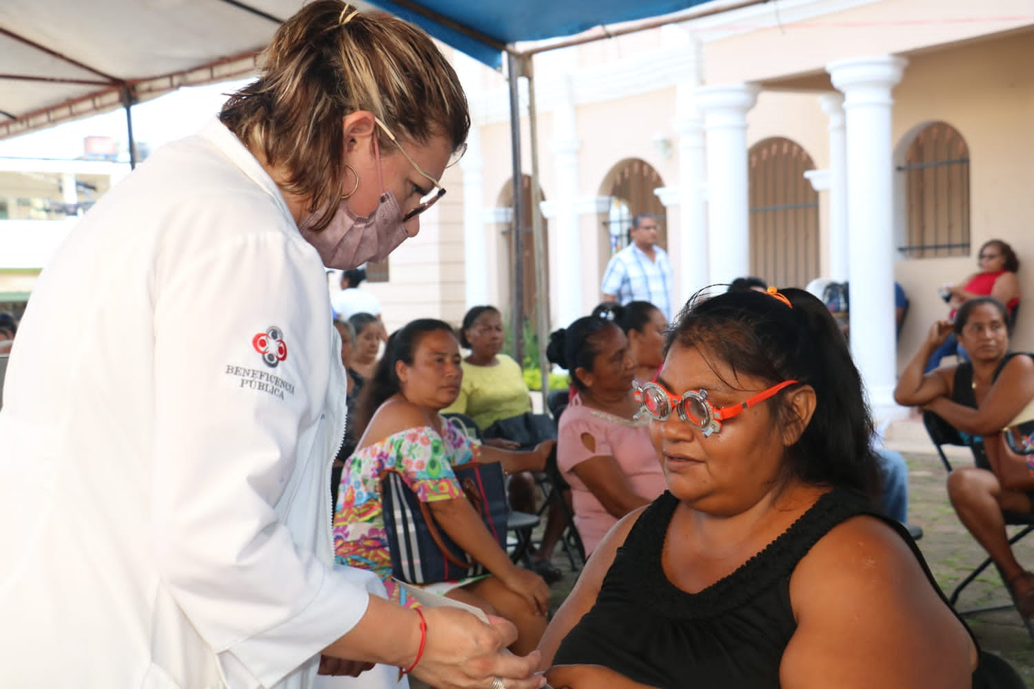 ENTREGA SECRETARÍA DE SALUD APOYOS VISUALES DE LA BENEFICENCIA PÚBLICA EN MARQUELIA