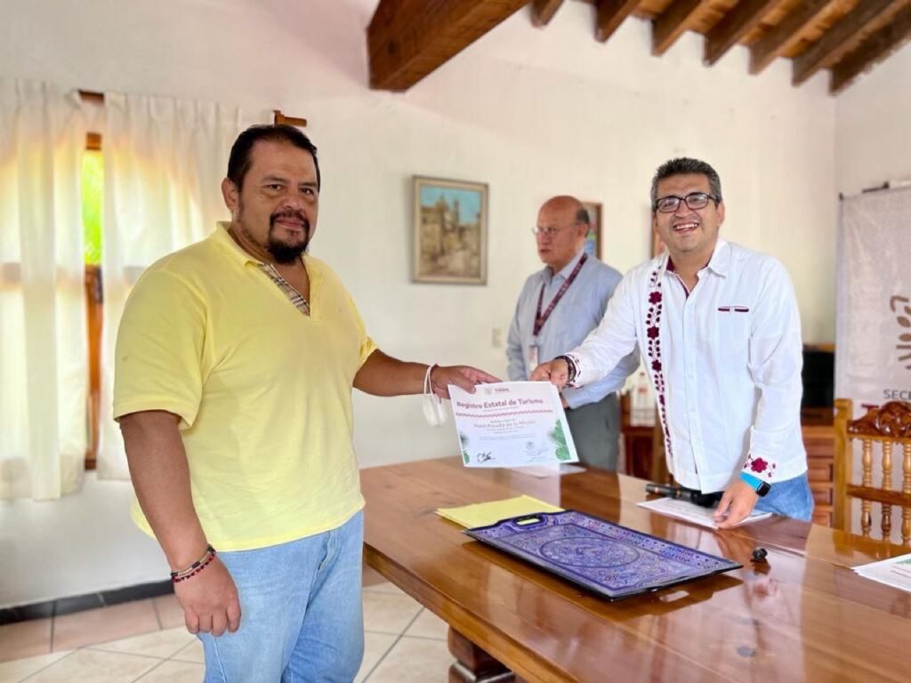 Entrega SECTUR Guerrero a empresarios de Taxco constancias del registro estatal de turismo