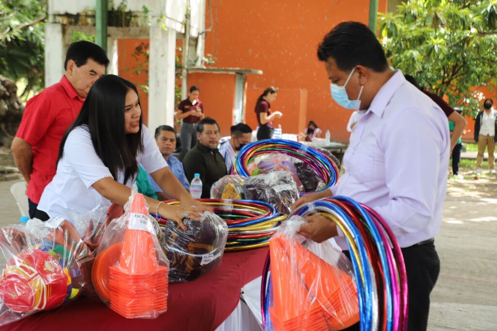 ENTREGÓ LA SEJUVE KITS DEPORTIVOS A JÓVENES ESTUDIANTES DEL MUNICIPIO DE ALPOYECA, EN LA REGIÓN DE LA MONTAÑA