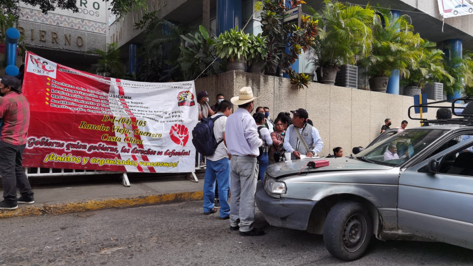 Ahora los cetegistas cerraron el edificio Juan Álvarez, en el centro de Chilpancingo